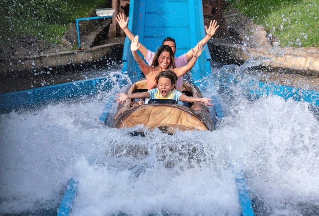people on water log ride omSfrdx.width .jpg