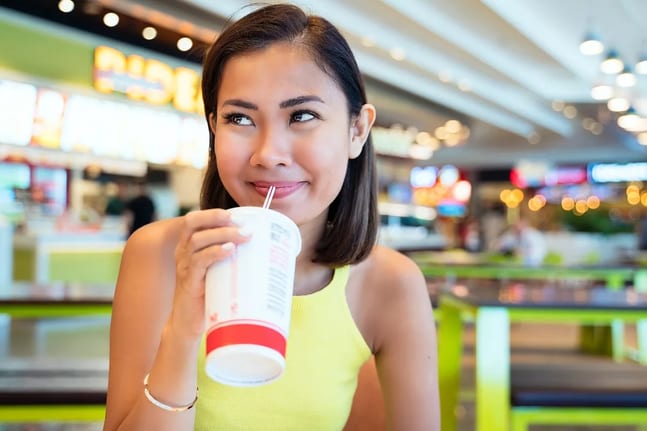 woman in mall food court xCNCw.width .jpg