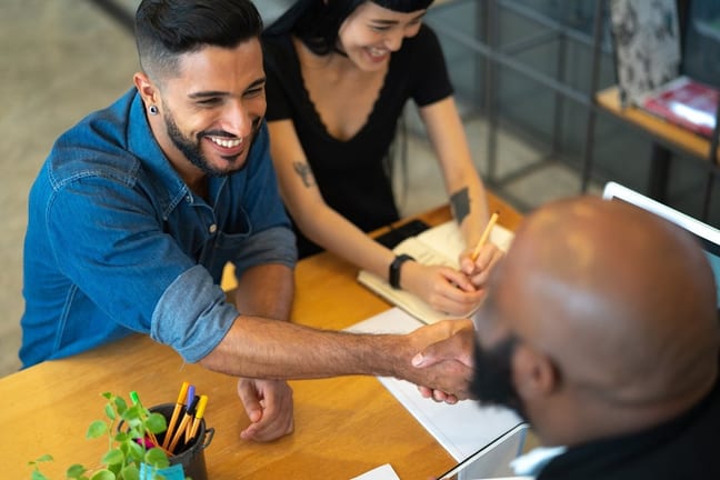 shaking hands in meeting xVYw.width