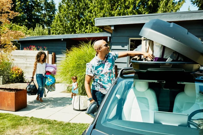 family loading car for roadtrip pysOXQH.width .jpg