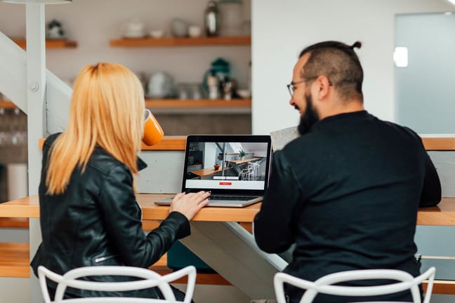 Man and woman look at homes on a laptop ezCl.width .jpg