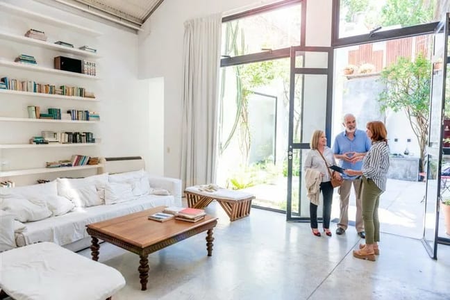 couple with realtor in living room ScGOTEJ.width .jpg