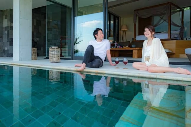 man and woman luxury hotel pool zNpdof.width .jpg
