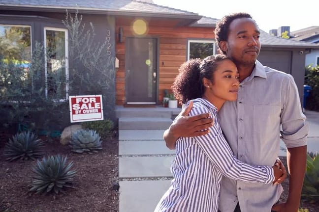 couple in front of house for sale DpQCE.width .jpg