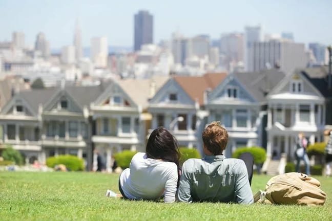 couple on grass facing houses in san francisc.width MRDieNO.jpg