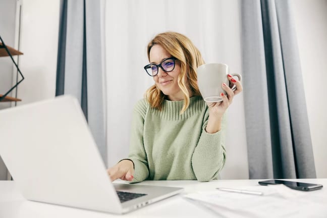 woman s s laptop gettyimages .jpg