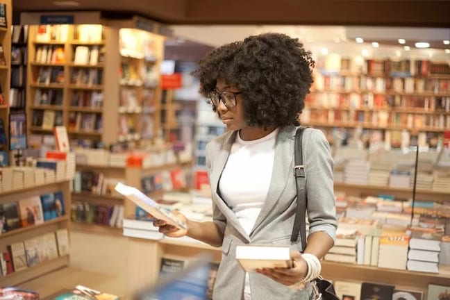 woman in bookstore OgFWh TsjUVk.width .jpg