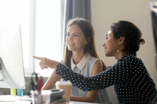 Female mentor pointing at computer oqArKy.width .jpg