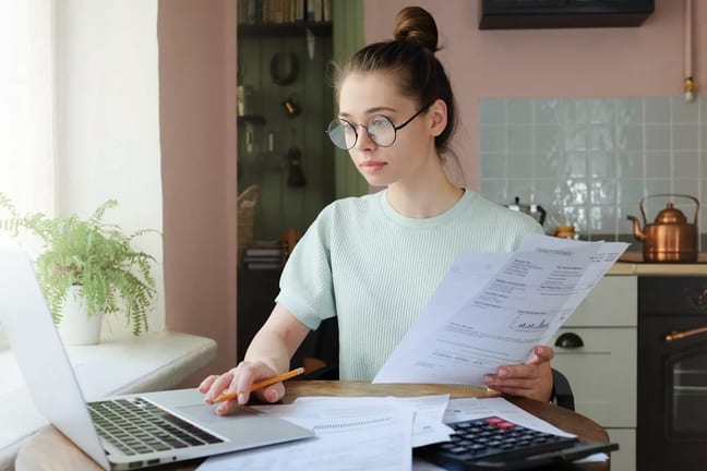 woman at computer budgeting MUlXmUg.width .jpg