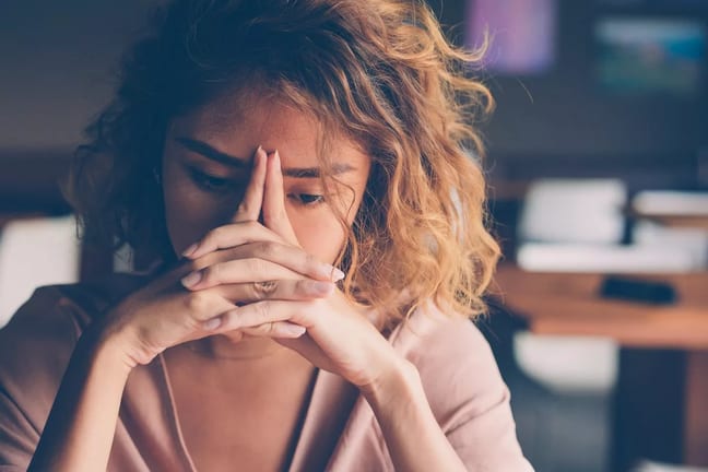 Stressed young woman MFpaWjw.width .jpg