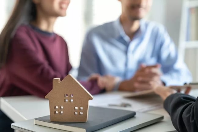 couple and small house skkRcg.width .jpg