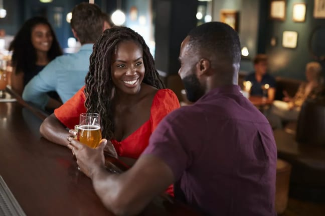 Couple at bar first date GzXgB.width .jpg