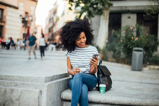 Young woman makes an online purchase while si.width equBkZ.jpg