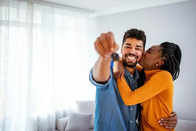 couple celebrating new home keys ouuwHs.width .jpg