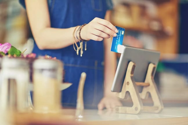cashier swiping credit card YhXzHx.width .jpg