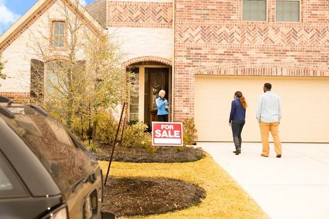 couple meeting realtor at house KOJKnfR.width .jpg