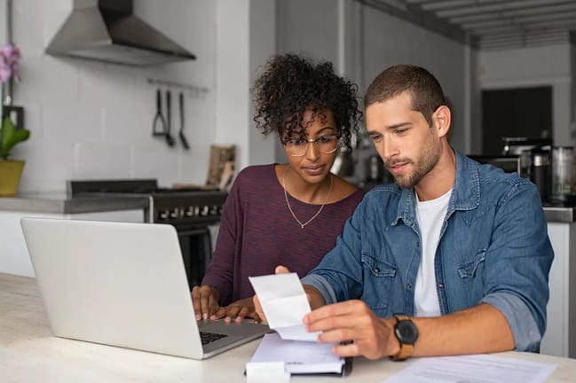 Couple paying bills PVzpCfk.width .jpg