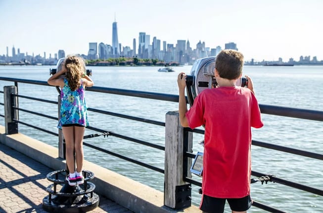 Kids looking at Manhattan Island through payi.width iRwdTm.jpg