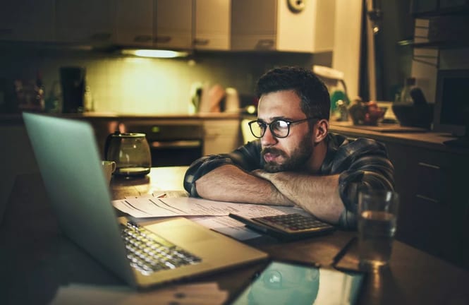 worried person with laptop in kitchen OlAPI.width .jpg