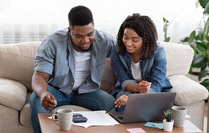 Couple using laptop and calculator together s.width agvB.jpg