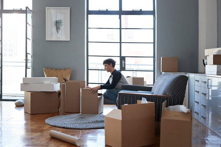 woman packing moving boxes CJlvYL EQbXY.width .jpg