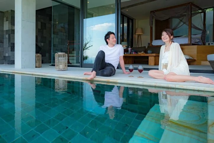man and woman luxury hotel pool zNpdof.width .jpg