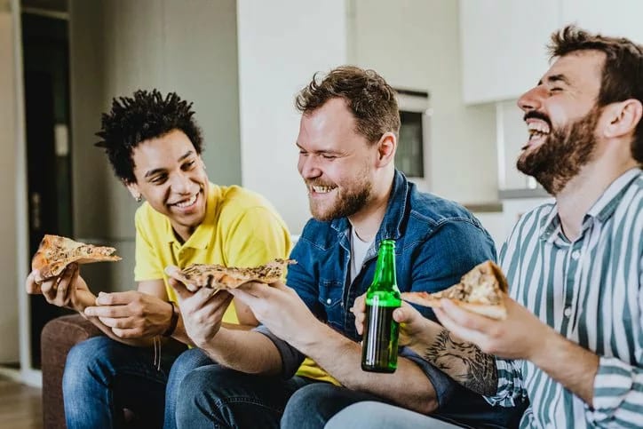 three men eating pizza on couch JdPlwJA.width .jpg
