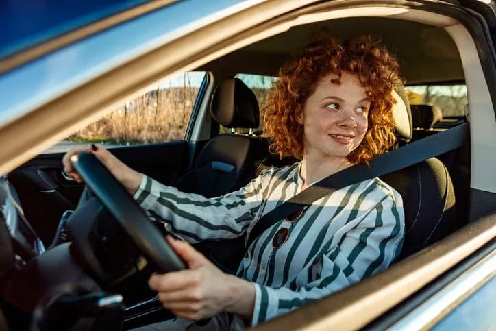 woman driving car fDYGYko.width .jpg