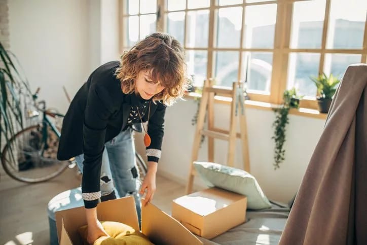woman packing moving boxes in apartment Pedi.width .jpg