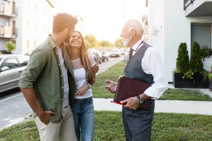 young couple with realtor outside house.width sGoDKCc.jpg