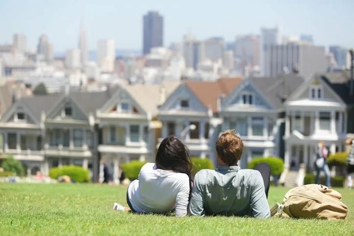 couple on grass facing houses in san francisc.width MRDieNO.jpg