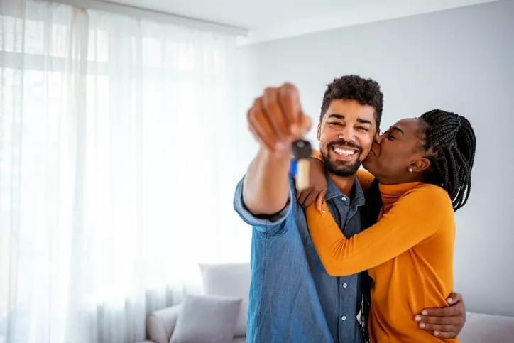 couple with house keys lkyFPGW NfVEXN.width .jpg