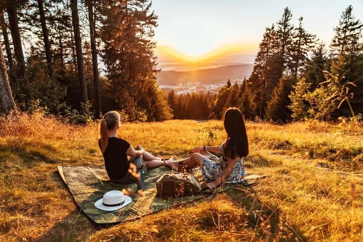 couple picnic at sunset tGCpUc.width .jpg