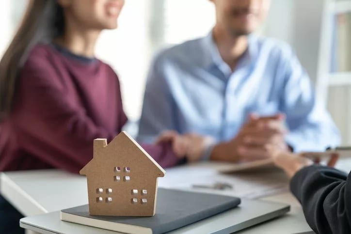 couple and small house skkRcg.width .jpg