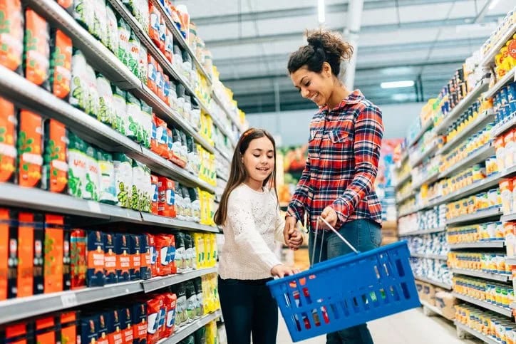mom and daughter grocery shopping GFZlPsr.width .jpg