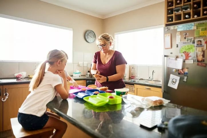 mom packing kids lunches HsFMzh.width .jpg