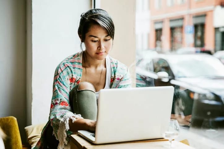 woman on laptop gNDZMmo DheKREK.width .jpg