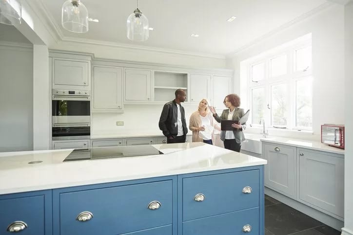 couple with realtor in new home.width HfKaAGb.jpg