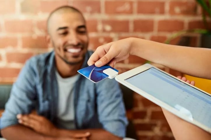 waiter swiping mans credit card UyQYiie.width QdQvTOg.jpg