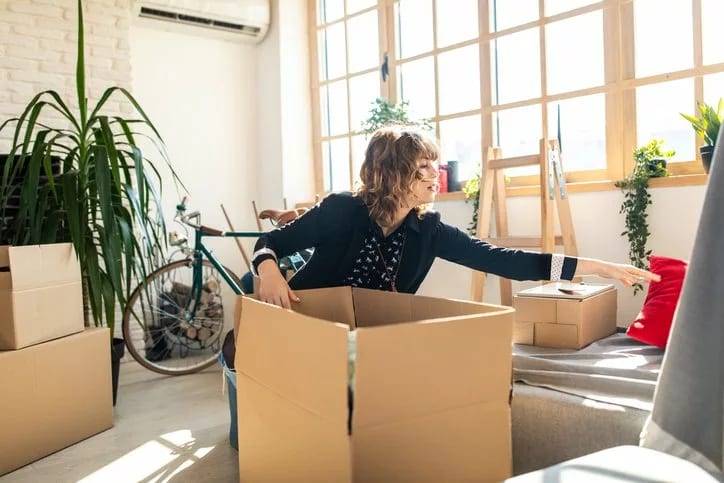 woman packing moving boxes.width .jpg