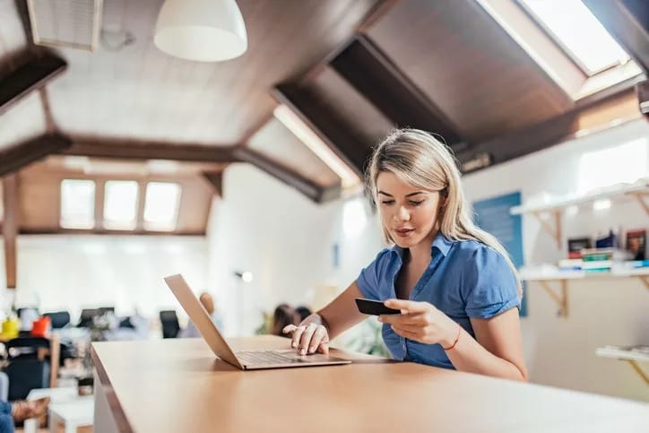 woman with laptop and credit card.width VzNwa.jpg