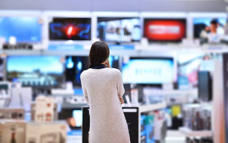 woman in electronics store.width ROJyvCO.jpg