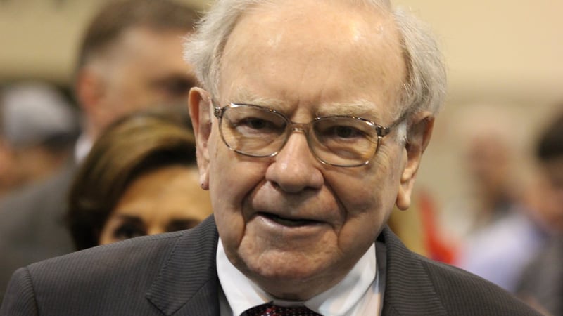 Better Buffett Stock: Alphabet vs. Apple