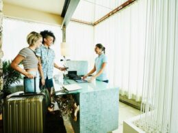 two women checking into hotel VFnxxdU.width .jpg