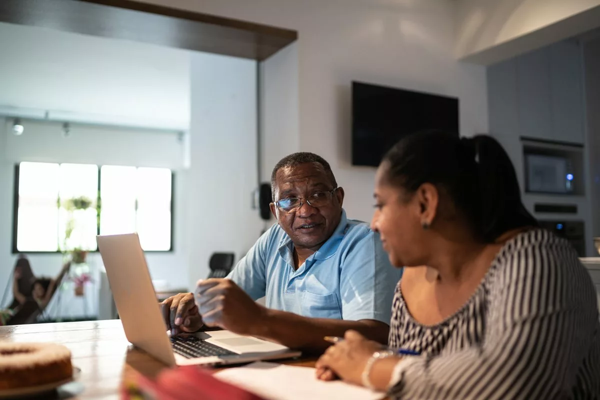 Couple sit and go over finances gXMyEj.width .jpg